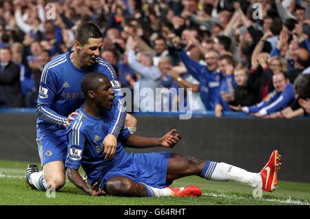 Soccer - Barclays Premier League - Chelsea / Tottenham Hotspur - Stamford Bridge.Ramires de Chelsea (à droite) célèbre le deuxième but de son équipe avec son coéquipier Fernando Torres Banque D'Images