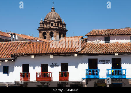 Côté ouest de la Plaza de Armas avec la tour de l'église de Merced, Cusco, Pérou Banque D'Images