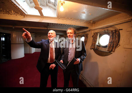 Capitaine John Rees (à gauche) Chef d'état-major au Musée national de la Marine royale, avec Paul Mullan, chef du Fonds de la loterie du patrimoine, Sur le HMS Caroline, le dernier cuirassé de la première Guerre mondiale, va être transformé en un musée flottant après avoir provisoirement obtenu un coup de pouce de 12 millions de dollars de loterie. Banque D'Images