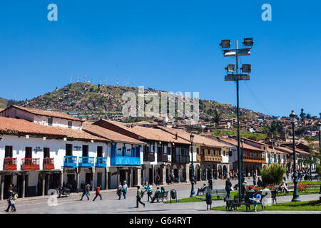 Les bâtiments côté ouest de la Plaza de Armas de la ville de Cusco, Pérou Banque D'Images