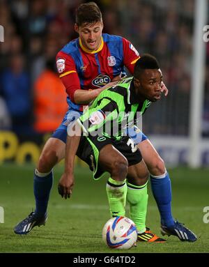 Football - championnat de npower football League - jouer - demi-finale - première jambe - Crystal Palace v Brighton et Hove Albion ....Kazenga LuaLua (avant) et Joel Ward (arrière) du Crystal Palace se battent pour le ballon à Brighton et Hove Albion Banque D'Images