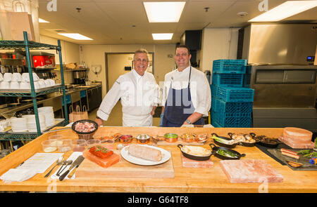 Chefs Roy Breiman et Mark Bodinet préparer le dîner au restaurant de Copperleaf Cedarbrook Lodge près de Seattle Banque D'Images