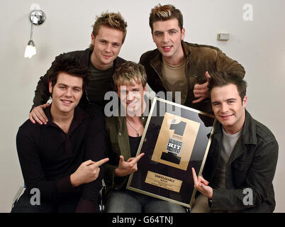 Pop Band Westlife avec un prix spécial qui leur a été remis à Londres par le Guinness World Records British Hit Singles Book pour marquer le 50e anniversaire de la UK Singles Chart.Westlife sont (première rangée, gauche-droite) Bryan McFadden, Kian Egan et Shane Filan, (deuxième rangée, gauche-droite) Nicky Byrne et Mark Feehily. Banque D'Images