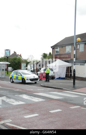 Activité policière à l'extérieur du pub Dove Cote à Cockshut Hill, Yardley, à Birmingham, où le père Marlon O'Reilly, âgé de 33 ans, a été abattu par un homme armé. Banque D'Images