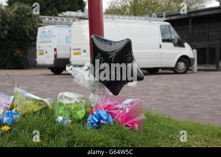 Hommages floraux devant le pub Dove Cote à Cockshut Hill, Yardley, à Birmingham, où le père Marlon O'Reilly, âgé de 33 ans, a été abattu par un homme armé. Banque D'Images