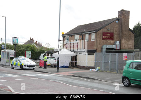 Activité policière à l'extérieur du pub Dove Cote à Cockshut Hill, Yardley, à Birmingham, où le père Marlon O'Reilly, âgé de 33 ans, a été abattu par un homme armé. Banque D'Images