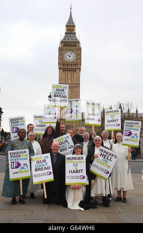 Un groupe de nonnes, d'évêques, de prêtres, de moines et de vicars se réunit au Parlement à Westminster à Londres pour participer à un lobby de masse de députés, organisé par l'Agence catholique pour le développement outre-mer (CAFOD) pour mettre en évidence la nourriture suffisante pour tout le monde SI la campagne contre la faim dans le monde. Banque D'Images