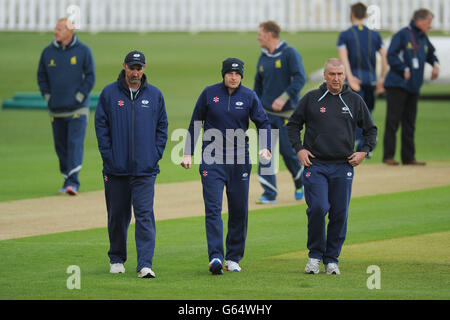 Jason Gillespie, entraîneur-chef du Yorkshire (à gauche), Andrew Gale, capitaine (au centre) et Ian Dews, directeur du développement du cricket (à droite) avant le championnat du comté de LV, match de la division un à Edgbaston, Birmingham.APPUYEZ SUR PHOTO D'ASSOCIATION.Date de la photo: Mercredi 15 mai 2013.Voir PA Story CRICKET Warwickshire.Le crédit photo devrait se lire comme suit : Joe Giddens/PA Wire Banque D'Images