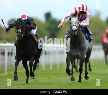 Society Rock monté par Kieren Fallon (l) bat la force létale conduite par Adam Kirby pour gagner le Duke of York Clipper Logistics Stakes Banque D'Images