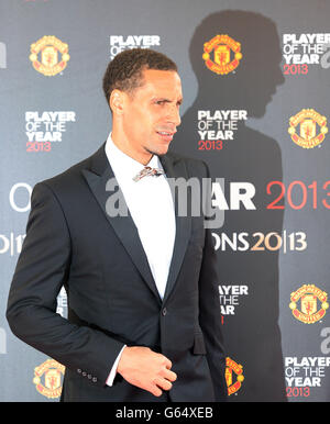 Football - Manchester United Player of the Year Awards - Old Trafford.Le Rio Ferdinand de Manchester United arrive aux Manchester United Player of the Year Awards à Old Trafford, Manchester. Banque D'Images