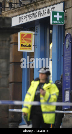 La police sur les lieux d'un incident sur le Royal Mile à Édimbourg où la police a encerclé une pharmacie du centre-ville dans une stand-off armé avec un homme et une femme. Banque D'Images