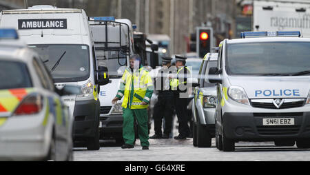 Les services d'urgence sur le Royal Mile à Édimbourg alors que la police avait encerclé une pharmacie au cours d'une attente armée avec un homme et une femme. Banque D'Images