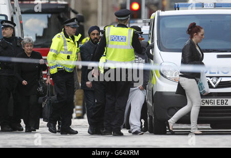 Les gens sont à l'écart d'une pharmacie à la suite d'un incident sur le Royal Mile à Édimbourg, après que la police ait encerclé une pharmacie lors d'une attente armée avec un homme et une femme. Banque D'Images