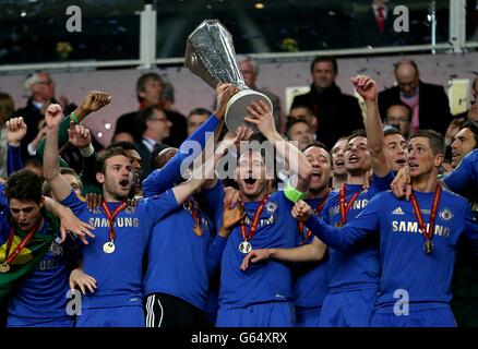 Football - UEFA Europa League final - Benfica / Chelsea - Amsterdam Arena.Frank Lampard (au centre) de Chelsea, Juan Mata (à gauche), Fernando Torres (à droite) et leurs coéquipiers lèvent le trophée de l'UEFA Europa League Banque D'Images