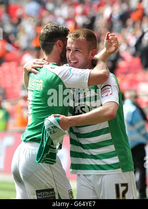 Football - npower football League One - Play Off - final - Brentford v Yeovil Town - Wembley Stadium.Paddy Madden et Jamie McAllister (à gauche), de Yeovil Town, célèbrent après leur victoire sur Brentford Banque D'Images