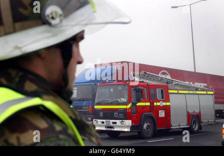 Les équipages de la Déesse verte de l'armée se rendent sur le site d'une collision entre un camion et une fourgonnette sur la M62, près de Huddersfield, le quatrième jour de la grève nationale de huit jours des pompiers.Les pompiers en grève ont plus tard brisé leurs lignes de piquetage pour aider sur les lieux. Banque D'Images