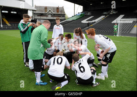 Football - Charity All Star Match - Fulham v Sealand - Craven Cottage.Les enfants fêtent après avoir joué au football sur le terrain avant le match Charity All Star Banque D'Images