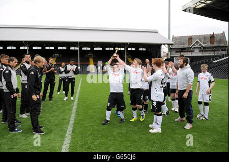 Football - Charity All Star Match - Fulham v Sealand - Craven Cottage.Les enfants fêtent après avoir joué au football sur le terrain avant le match Charity All Star Banque D'Images