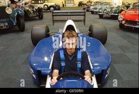 Leon O'Connor met en place une voiture de course Tyrell de Formule 1 parmi d'autres expositions qui seront sous le marteau à Bonhams Auctioneers, à Londres Olympia avant qu'elle ne passe sous le marteau aux enchères de voitures, motos et Fine Automobilia. * la voiture est évaluée à 22 000, et a été utilisée par Andrea de Cesaris. Banque D'Images