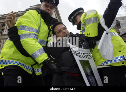 L'Iraq protester Mark Thomas Banque D'Images