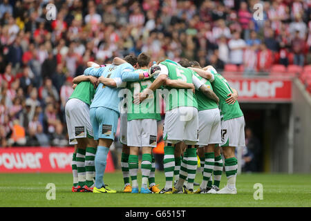 Football - npower football League One - Play Off - final - Brentford v Yeovil Town - Wembley Stadium.Les joueurs de Yeovil Town forment un caucus d'équipe avant le match Banque D'Images