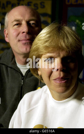 Sally et Bob Dowler, parents de l'adolescent assassiné Millie Dowler à l'école Cleves de Walton-on-Thames. M. et Mme Dowler ont choisi l'école de Surrey à laquelle Millie a assisté jusqu'à onze ans pour aider à promouvoir un programme de sécurité personnelle. * avec l'aide de Diana Lamplugh, mère de Suzie, agent immobilier assassiné. Le programme est conçu pour éduquer les enfants et les parents en matière de sécurité des enfants, et il est exécuté conjointement avec le « Fonds de Millie ». Banque D'Images