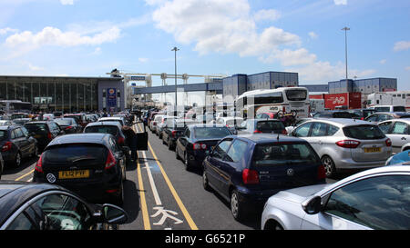 Files d'attente de voitures à Douvres attendant de monter à bord d'un ferry pour la France alors que les vacances en banque commencent. Des milliers de personnes échapperont au mauvais temps britannique et chercheront le soleil pour le week-end des fêtes de mai. Banque D'Images