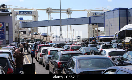 Files d'attente de voitures à Douvres attendant de monter à bord d'un ferry pour la France alors que les vacances en banque commencent. Des milliers de personnes échapperont au mauvais temps britannique et chercheront le soleil pour le week-end des fêtes de mai. Banque D'Images