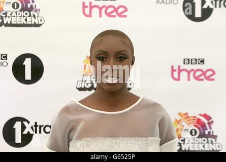 Laura Mvula se produit au Big Weekend de radio One, à Ebrington Square, à Londonderry, en Irlande du Nord. Banque D'Images