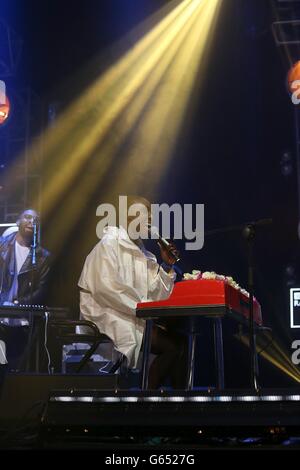 Laura Mvula se produit au Big Weekend de radio One, à Ebrington Square, à Londonderry, en Irlande du Nord. Banque D'Images