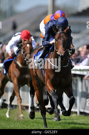 L'entraîneur House, monté par Joseph O'Brien, remporte les titres de Marble Hill du Fonds européen des éleveurs de froid lors de la Journée des Tattersalls Irish 2000 Guinéas à l'hippodrome de Curragh, dans le comté de Kildare. Banque D'Images