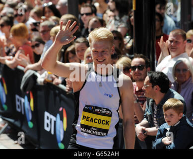 Jonnie Peacock, en Grande-Bretagne, célèbre après avoir remporté le prix IPC 100m T43/44 pour hommes lors des BT Great City Games à Manchester. Banque D'Images