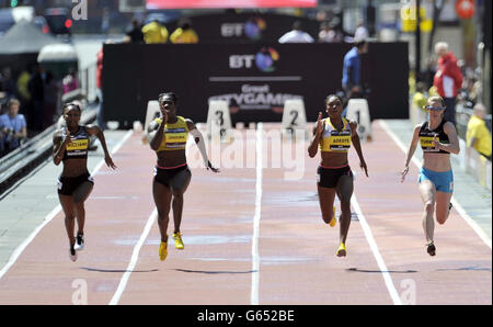 Margaret Adeoye (troisième à gauche), en Grande-Bretagne, remporte le 100 m féminin, de la part de ses coéquipiers Bianca Williams (à gauche) Anyika Onuora (deuxième à gauche) et Laura Turner (à droite) lors des BT Great City Games à Manchester. Banque D'Images