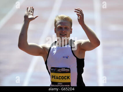 Jonnie Peacock, en Grande-Bretagne, célèbre après avoir remporté le prix IPC 100m T43/44 pour hommes lors des BT Great City Games à Manchester. Banque D'Images