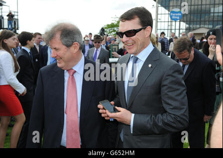 JP McManus et l'entraîneur Aidan O'Brien après que Magicien a gagné les Tattersalls Irish 2,000 Guinéas pendant les Tattersalls Irish 2000 Guinéas Day à Curragh Racecourse, Comté de Kildare. Banque D'Images