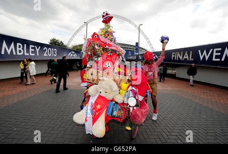 Helmut Robers, fan du Bayern Munich, et son vélo couvert de souvenirs de club, qui a monté de Munster en Allemagne à la finale de la Ligue des champions de l'UEFA au stade Wembley. Banque D'Images