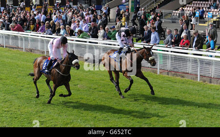 Jockey Ronan Whelan (à droite) manèges Saratoga Baby à la victoire dans le Dublincoach.ie aux courses de Curragh handicap pendant le Tattersalls Irish 2000 Guinéas Day au Curragh Racecourse, comté Kildare. Banque D'Images