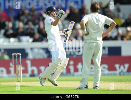 Joe Root (à gauche), en Angleterre, célèbre ses 100 contre la Nouvelle-Zélande lors du deuxième match d'essai d'Investec à Headingley, Leeds. Banque D'Images