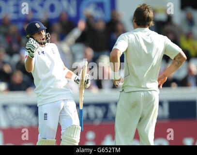 Joe Root (à gauche), en Angleterre, célèbre ses 100 contre la Nouvelle-Zélande lors du deuxième match d'essai d'Investec à Headingley, Leeds. Banque D'Images