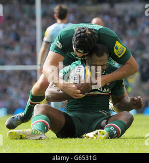 Vereniki Goneva de Leicester célèbre son essai avec Julian Salvi de Leicester, lors de la première finale d'Aviva à Twickenham, Londres. Banque D'Images