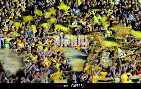 Football - Ligue des champions de l'UEFA - finale - Borussia Dortmund / Bayern Munich - Stade Wembley.Les fans de Bourssia Dortmund agitant des drapeaux dans les stands avant le lancement Banque D'Images