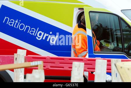 Une fourgonnette National Grid arrive sur les lieux d'une explosion présumée de gaz qui a causé des dommages à une maison de Dundas Road, Tinsley, Sheffield. Banque D'Images