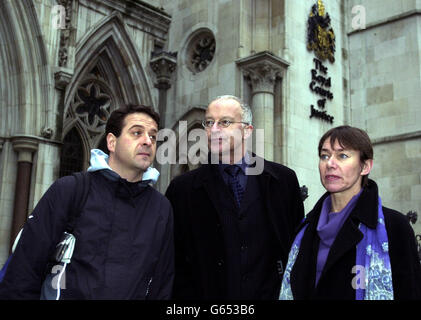 (l-r) satiriste Mark Thomas, Phil Shiner, des avocats d'intérêt public et du Président de la campagne pour le désarmement nucléaire (CND) Carol Naughton devant la haute Cour de Londres. * le CND a échoué aujourd'hui dans sa demande de déclaration de la haute Cour selon laquelle il serait contraire au droit international pour le Royaume-Uni de faire la guerre contre l'Irak sans une nouvelle résolution des Nations Unies. Trois juges ont jugé que la cour n'avait pas le pouvoir de déclarer la véritable interprétation de la résolution 1441 du Conseil de sécurité de l'ONU qui définit les obligations de désarmement de Saddam Hussein. Banque D'Images