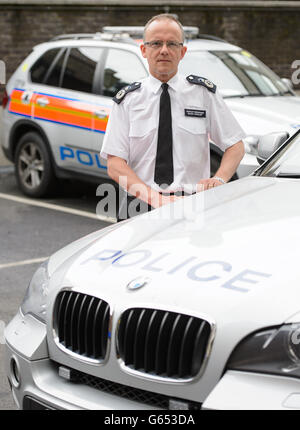 Le commissaire adjoint Mark Rowley avec un véhicule d'intervention armée, à la base de l'unité spécialisée des armes à feu SC&O19 de la police métropolitaine, dans le centre de Londres. Banque D'Images