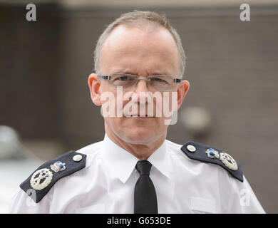 Le commissaire adjoint Mark Rowley avec un véhicule d'intervention armée, à la base de l'unité spécialisée des armes à feu SC&O19 de la police métropolitaine, dans le centre de Londres. Banque D'Images