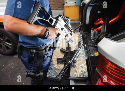 Un agent des armes à feu de la police métropolitaine est vu portant un fusil Heckler et Koch G36 à la base de l'unité spécialisée des armes à feu SC&O19 de la police métropolitaine, dans le centre de Londres. Banque D'Images