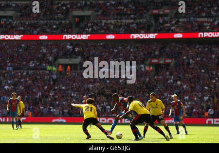 Une vue générale du match en jeu comme Crystal Le palais Wilfried Zaha (au centre) prend Ikechi Anya de Watford (à gauche) Et Lloyd Doyley (à droite) Banque D'Images