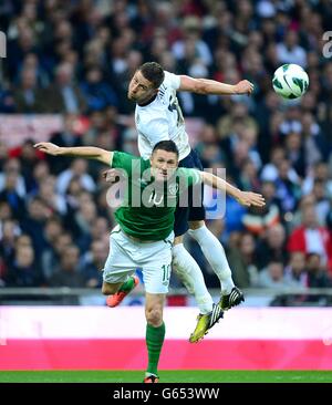 Football - International friendly - Angleterre / République d'Irlande - Stade Wembley.Robbie Keane (avant) de la République d'Irlande et Gary Cahill d'Angleterre se battent pour le ballon Banque D'Images