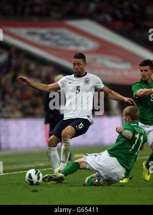 Gary Cahill (à gauche) en Angleterre et James McClean en République d'Irlande bataille pour le ballon Banque D'Images