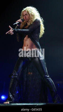 Latino diva Shakira se produit lors de son premier concert britannique au Wembley Arena de Londres. Banque D'Images